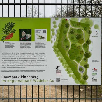Eingangstor des Baumparks Pinneberg mit Lageplan