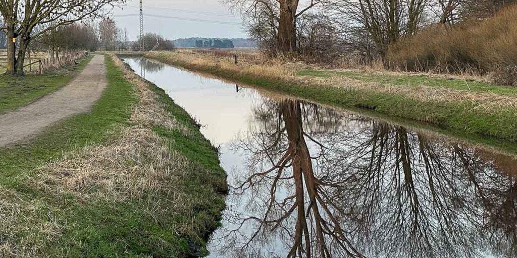 Pinnau als Kanal - beidseitig eingedämmt